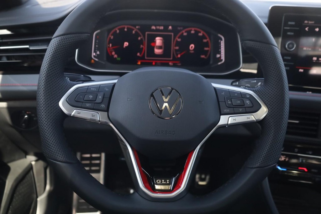 Volkswagen Jetta GLI Vehicle Full-screen Gallery Image 8