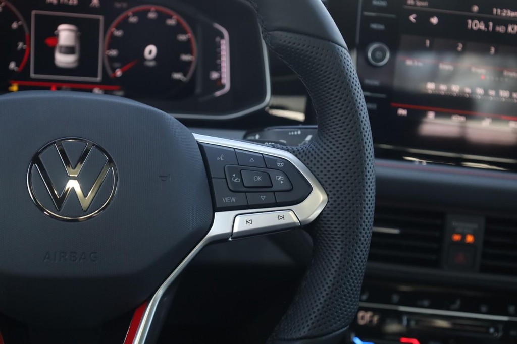 Volkswagen Jetta GLI Vehicle Full-screen Gallery Image 9