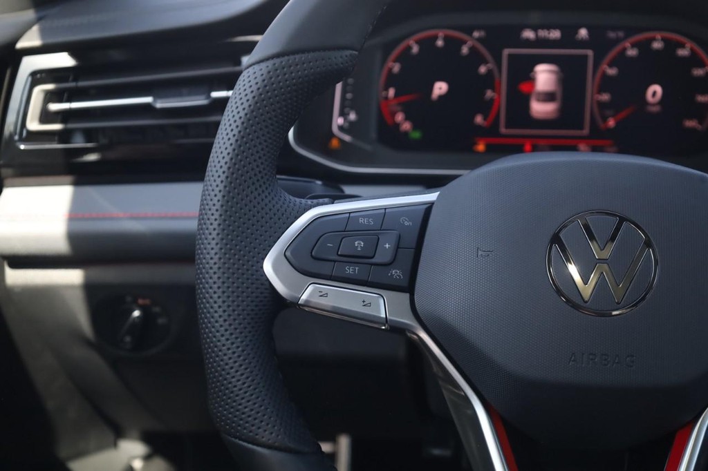 Volkswagen Jetta GLI Vehicle Full-screen Gallery Image 10