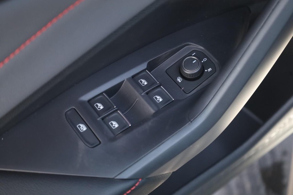 Volkswagen Jetta GLI Vehicle Full-screen Gallery Image 11