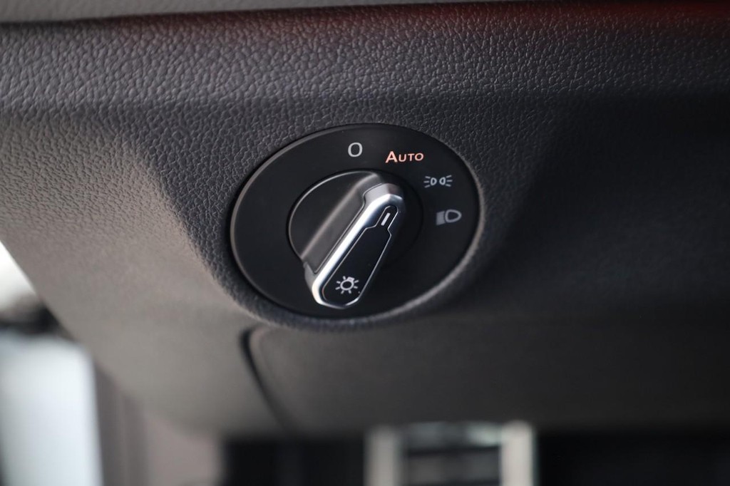 Volkswagen Jetta GLI Vehicle Full-screen Gallery Image 14