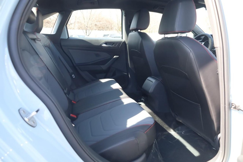 Volkswagen Jetta GLI Vehicle Full-screen Gallery Image 23