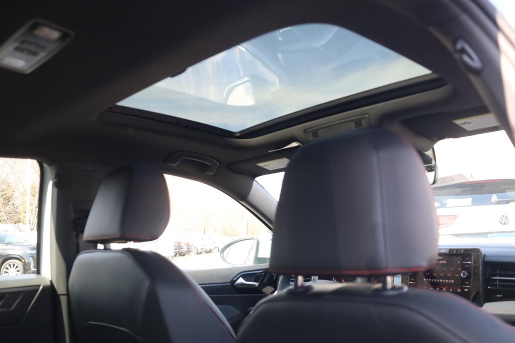 Volkswagen Jetta GLI Vehicle Full-screen Gallery Image 24