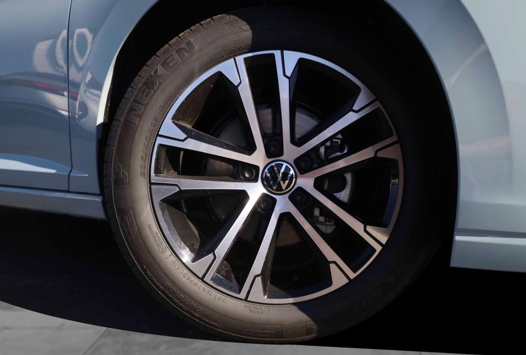 Volkswagen Jetta Vehicle Full-screen Gallery Image 3