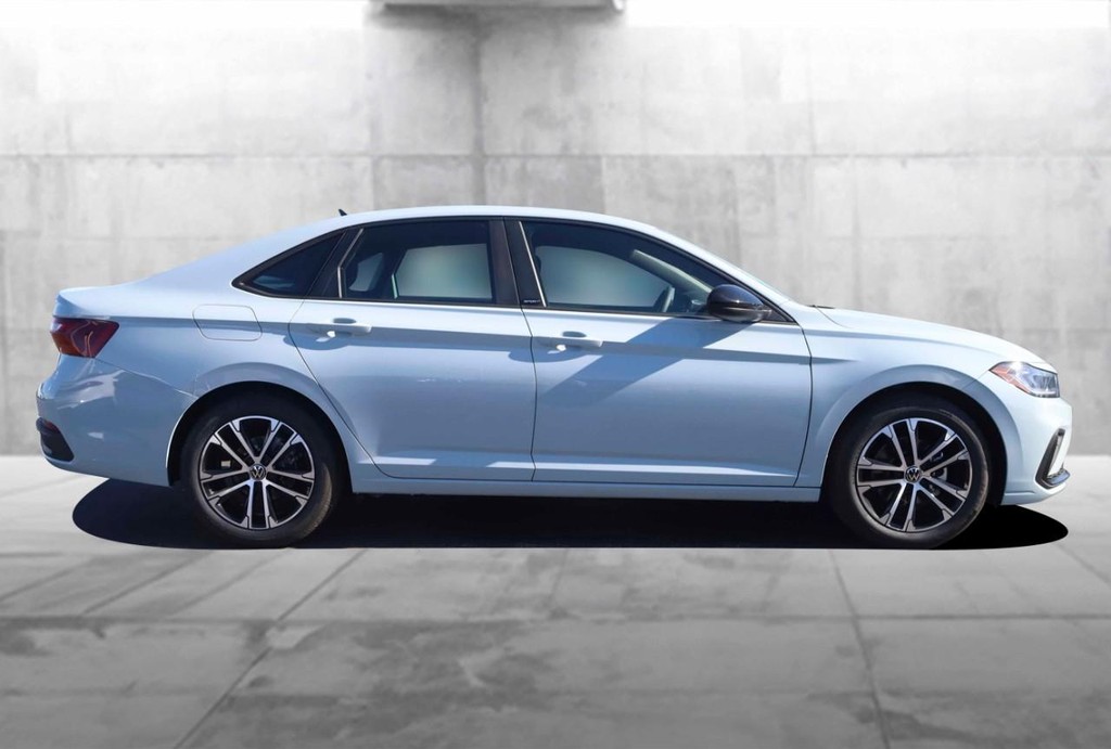 Volkswagen Jetta Vehicle Full-screen Gallery Image 5