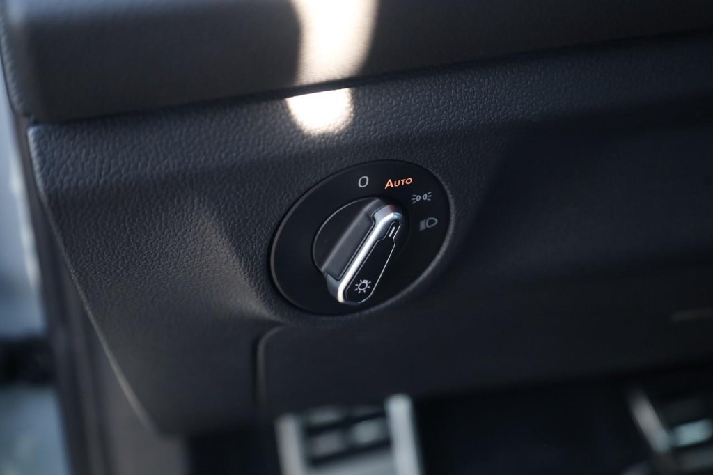 Volkswagen Jetta Vehicle Full-screen Gallery Image 10