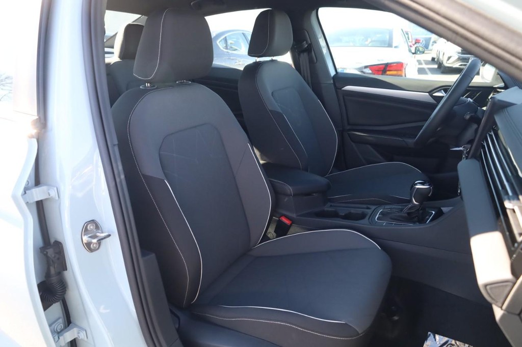 Volkswagen Jetta Vehicle Full-screen Gallery Image 19