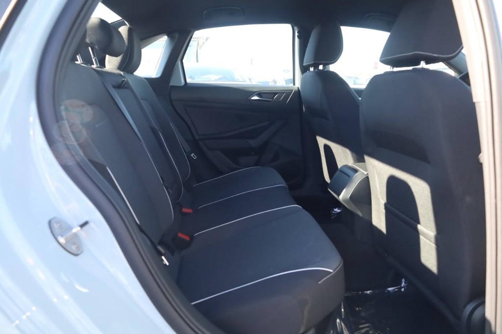 Volkswagen Jetta Vehicle Full-screen Gallery Image 20