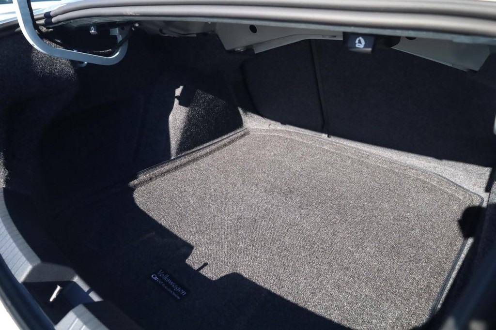 Volkswagen Jetta Vehicle Full-screen Gallery Image 21