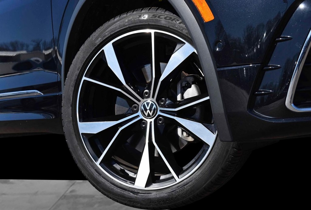 Volkswagen Tiguan Vehicle Full-screen Gallery Image 3