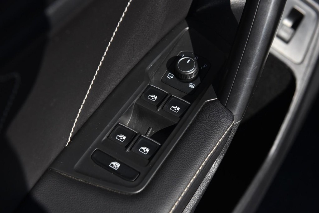 Volkswagen Tiguan Vehicle Full-screen Gallery Image 8