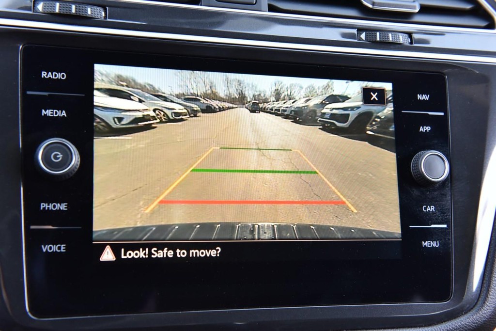 Volkswagen Tiguan Vehicle Full-screen Gallery Image 13