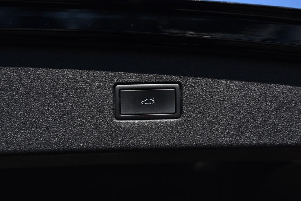 Volkswagen Tiguan Vehicle Full-screen Gallery Image 28