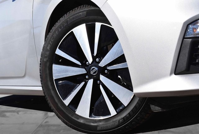 Nissan Altima Vehicle Image 03