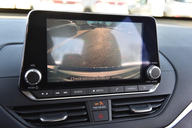 Nissan Altima Vehicle Image 12