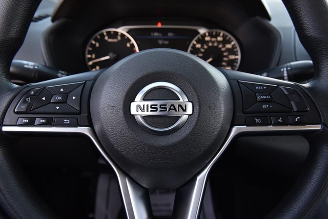 Nissan Altima Vehicle Image 17