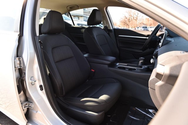 Nissan Altima Vehicle Image 19