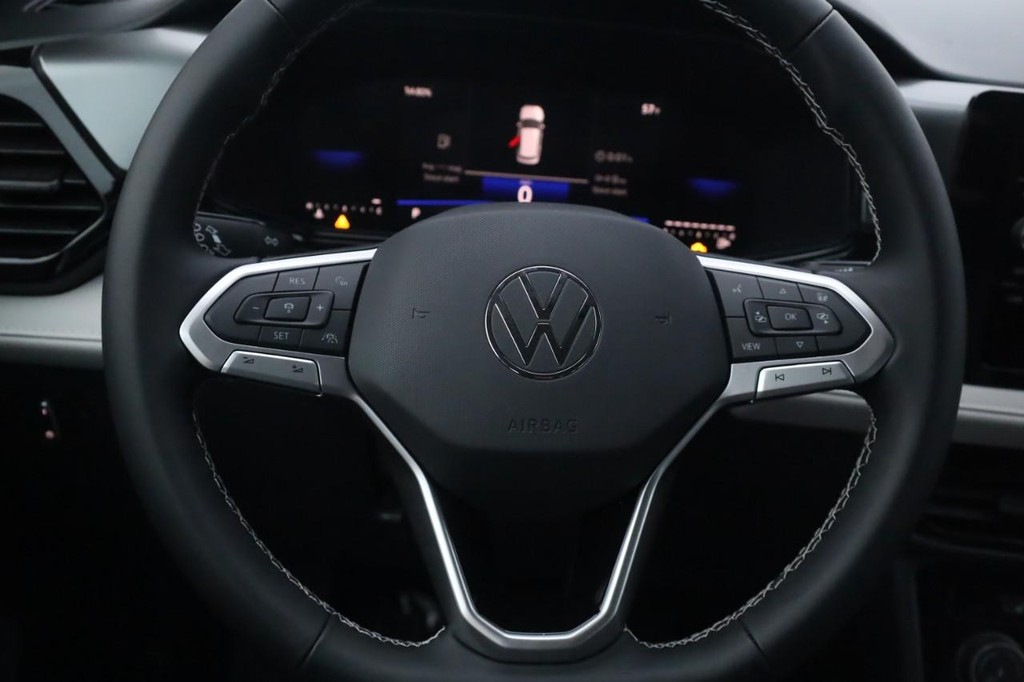 Volkswagen Taos Vehicle Full-screen Gallery Image 7