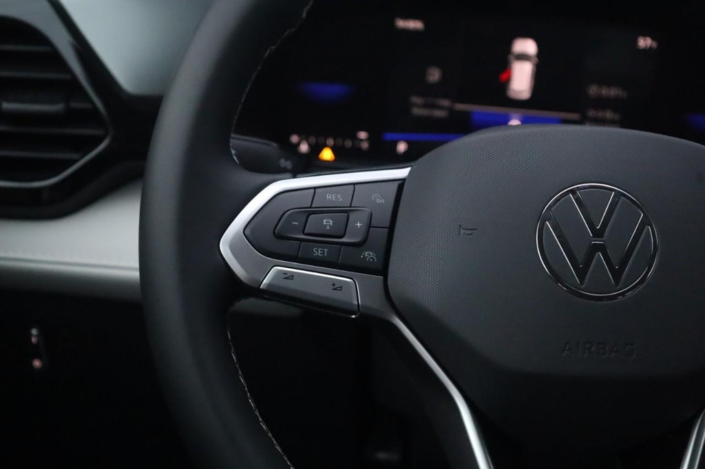 Volkswagen Taos Vehicle Full-screen Gallery Image 9