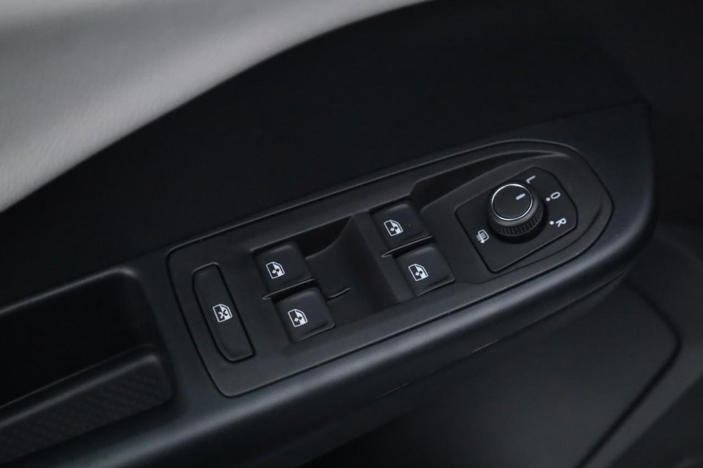 Volkswagen Taos Vehicle Full-screen Gallery Image 10