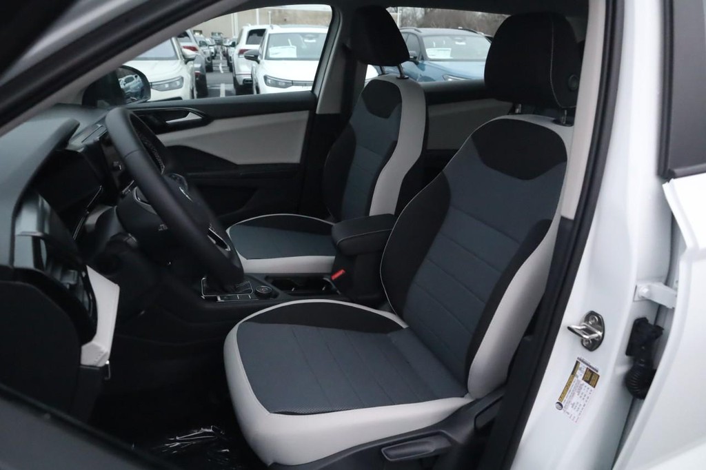 Volkswagen Taos Vehicle Full-screen Gallery Image 17