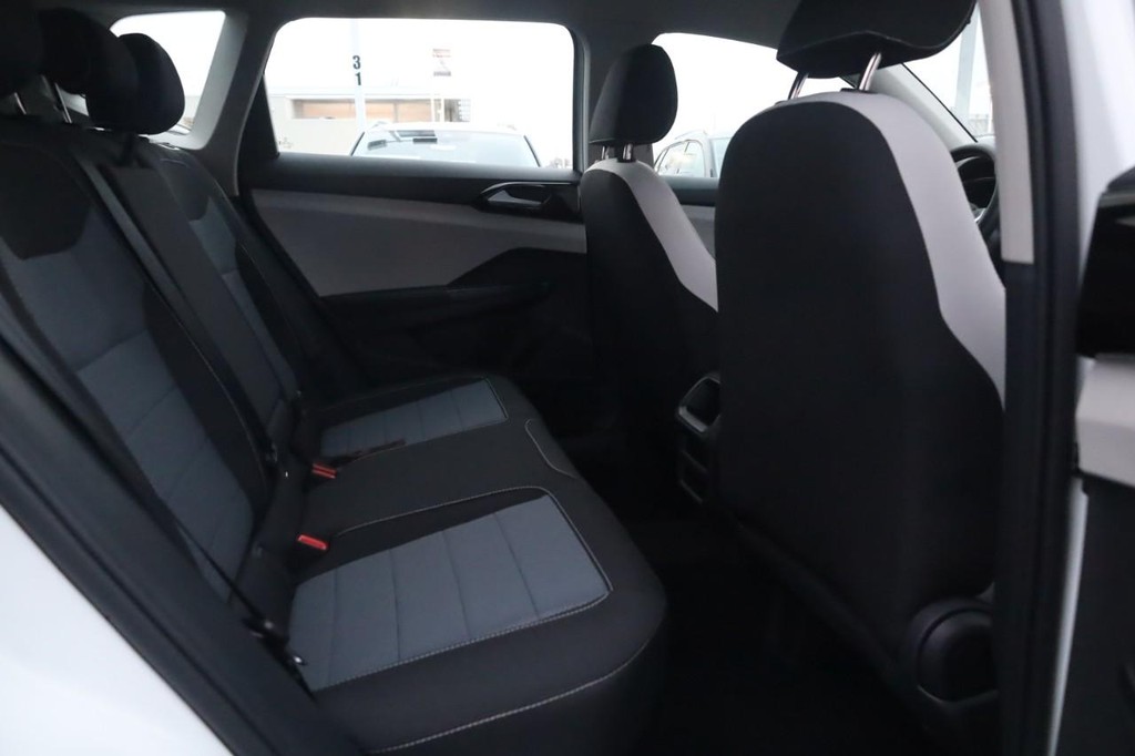 Volkswagen Taos Vehicle Full-screen Gallery Image 19