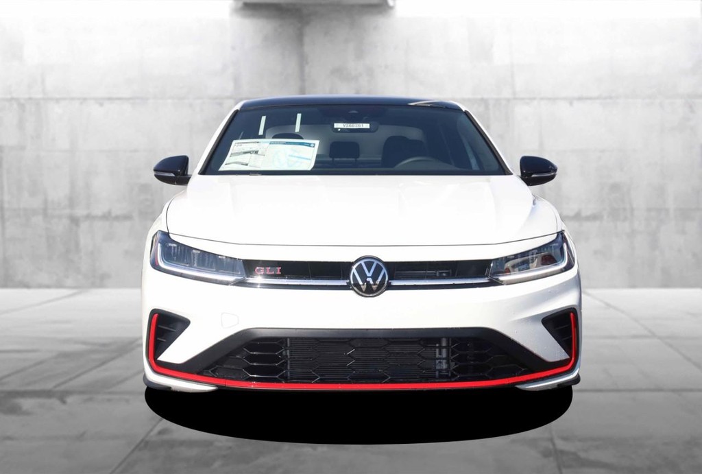 Volkswagen Jetta GLI Vehicle Full-screen Gallery Image 4