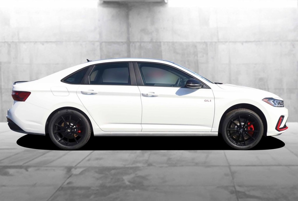 Volkswagen Jetta GLI Vehicle Full-screen Gallery Image 5