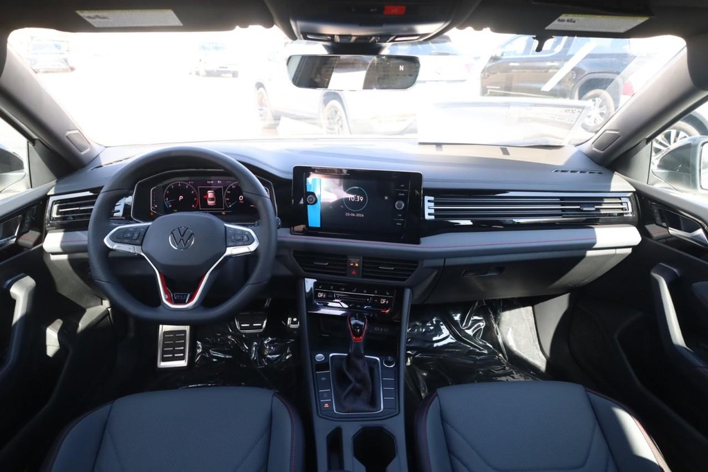 Volkswagen Jetta GLI Vehicle Full-screen Gallery Image 7