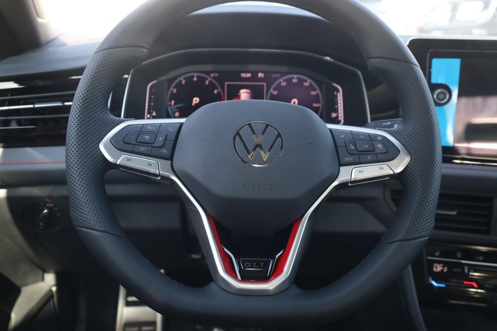 Volkswagen Jetta GLI Vehicle Full-screen Gallery Image 8