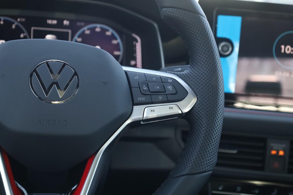 Volkswagen Jetta GLI Vehicle Full-screen Gallery Image 9