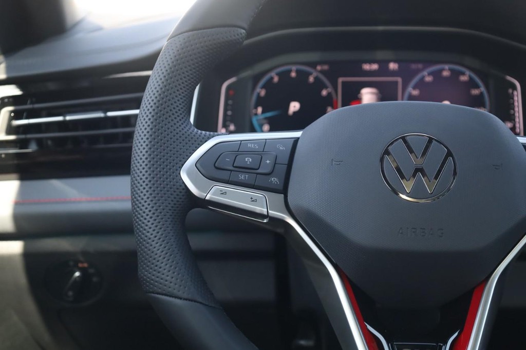 Volkswagen Jetta GLI Vehicle Full-screen Gallery Image 10