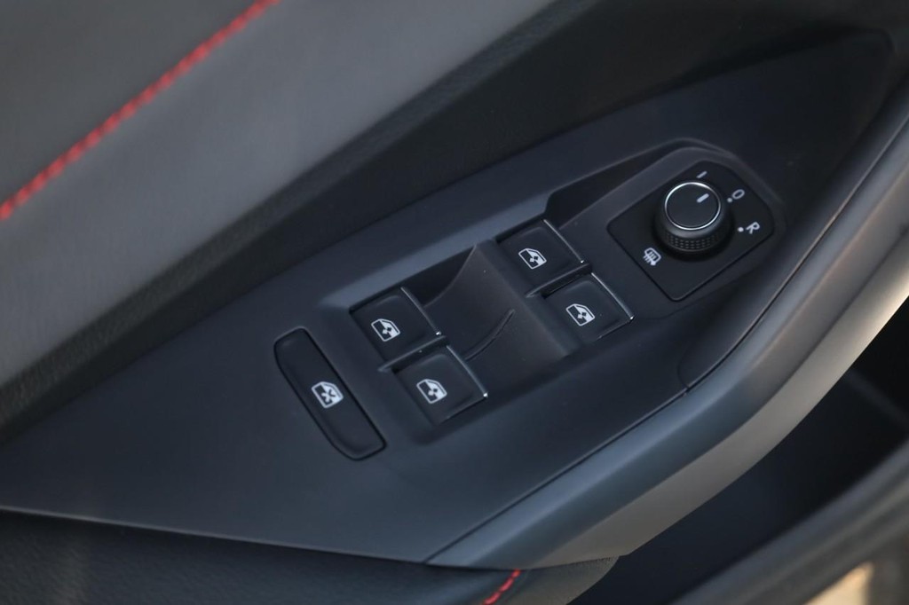 Volkswagen Jetta GLI Vehicle Full-screen Gallery Image 11