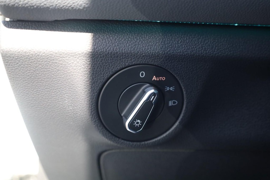 Volkswagen Jetta GLI Vehicle Full-screen Gallery Image 13