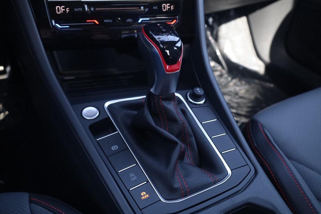 Volkswagen Jetta GLI Vehicle Full-screen Gallery Image 19