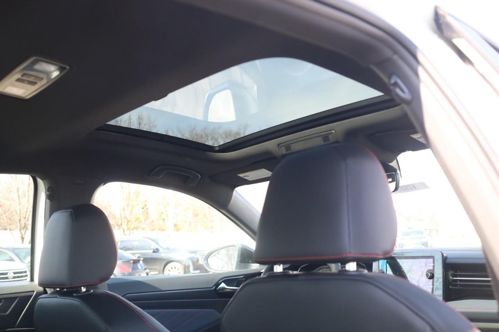 Volkswagen Jetta GLI Vehicle Full-screen Gallery Image 23