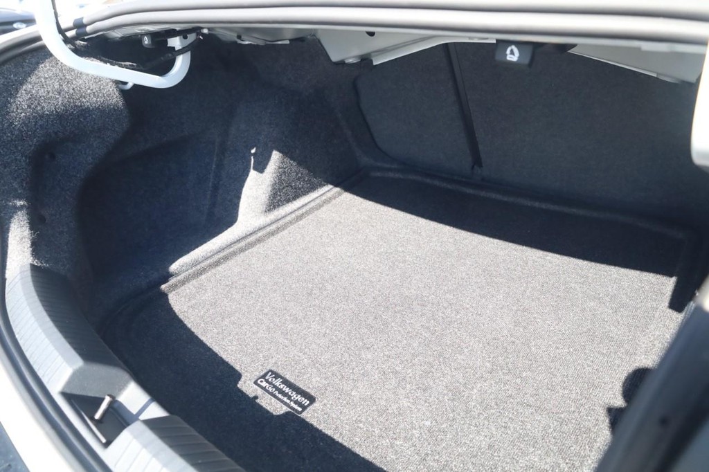 Volkswagen Jetta GLI Vehicle Full-screen Gallery Image 24