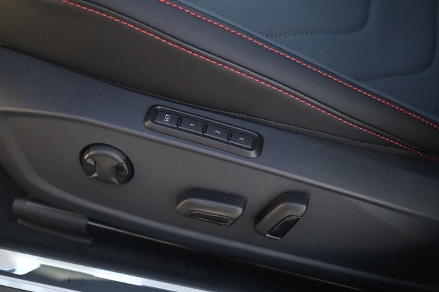 Volkswagen Jetta GLI Vehicle Image 12