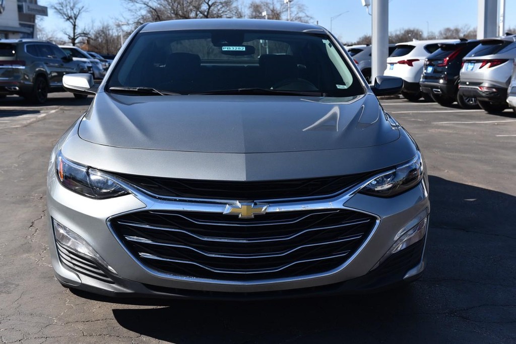 Chevrolet Malibu Vehicle Full-screen Gallery Image 4