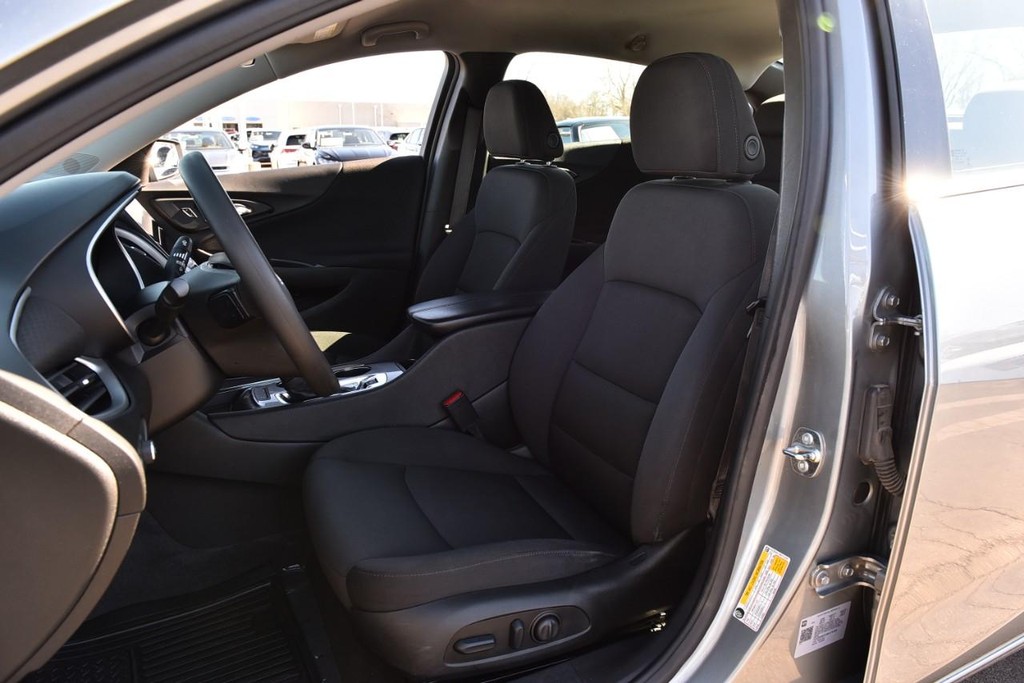 Chevrolet Malibu Vehicle Full-screen Gallery Image 17