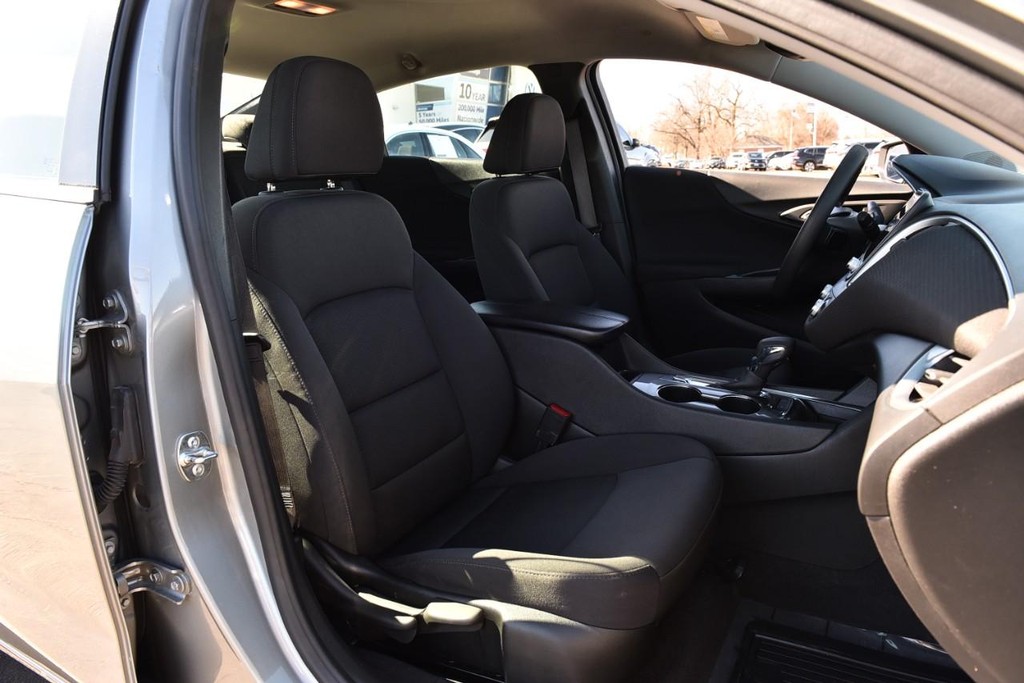 Chevrolet Malibu Vehicle Full-screen Gallery Image 18