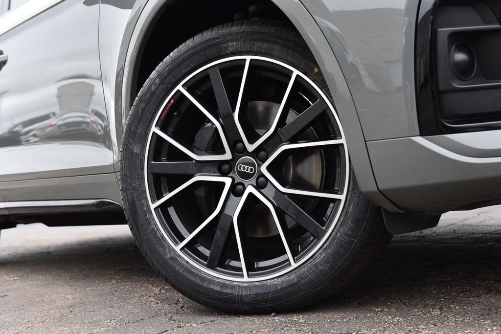 Audi SQ5 Sportback Vehicle Full-screen Gallery Image 03