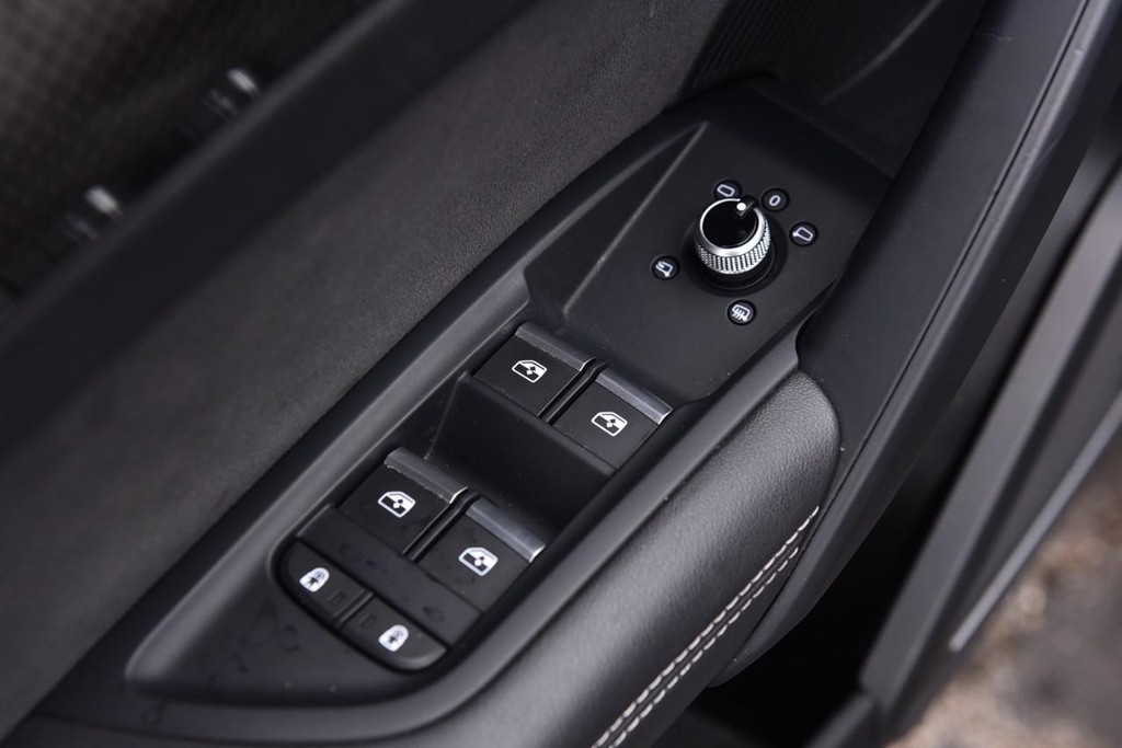 Audi SQ5 Sportback Vehicle Full-screen Gallery Image 08