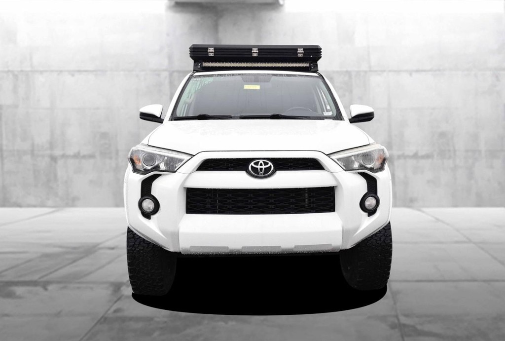 Toyota 4Runner Vehicle Full-screen Gallery Image 4