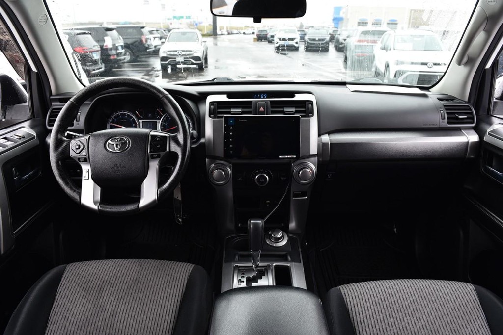 Toyota 4Runner Vehicle Full-screen Gallery Image 7