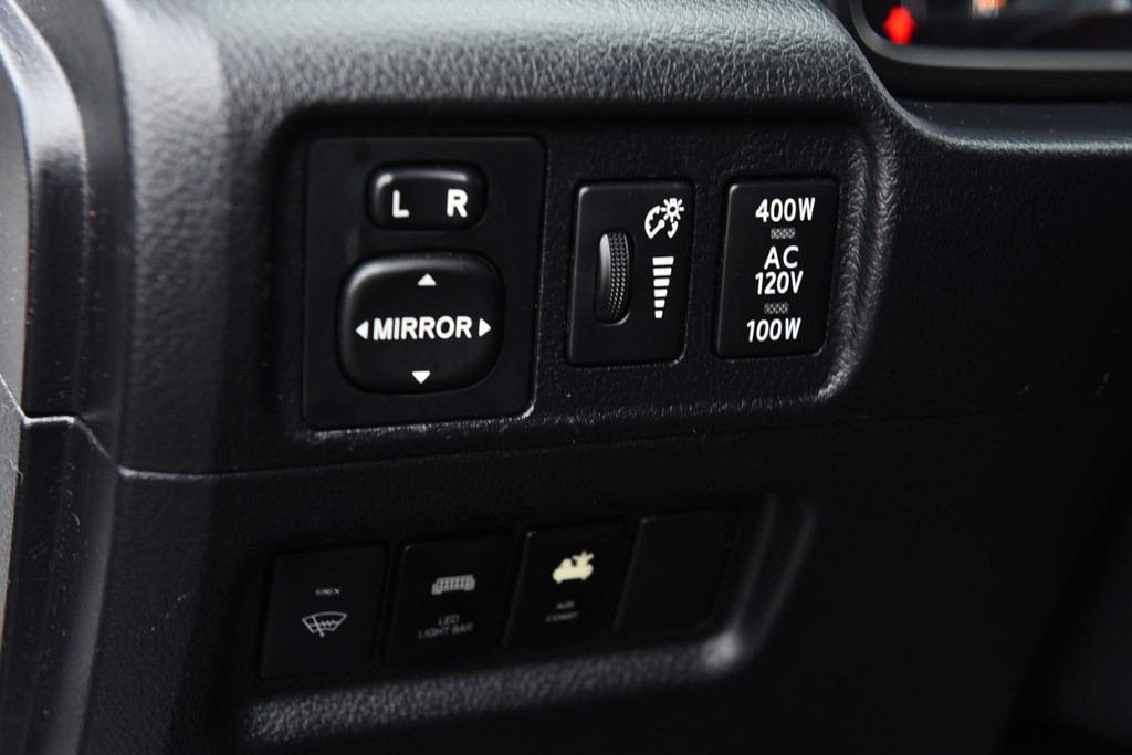 Toyota 4Runner Vehicle Full-screen Gallery Image 9