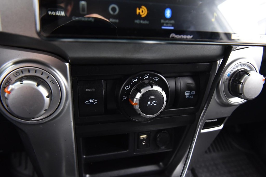 Toyota 4Runner Vehicle Full-screen Gallery Image 13