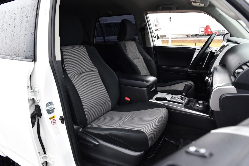 Toyota 4Runner Vehicle Full-screen Gallery Image 17