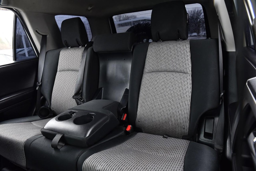 Toyota 4Runner Vehicle Full-screen Gallery Image 18