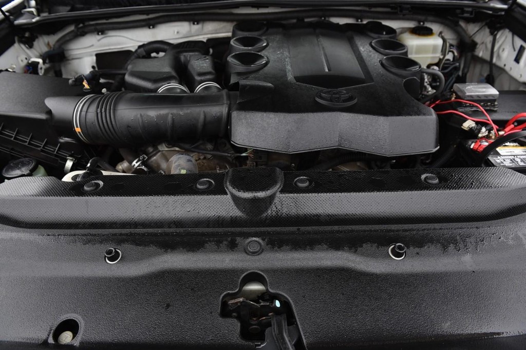 Toyota 4Runner Vehicle Full-screen Gallery Image 20